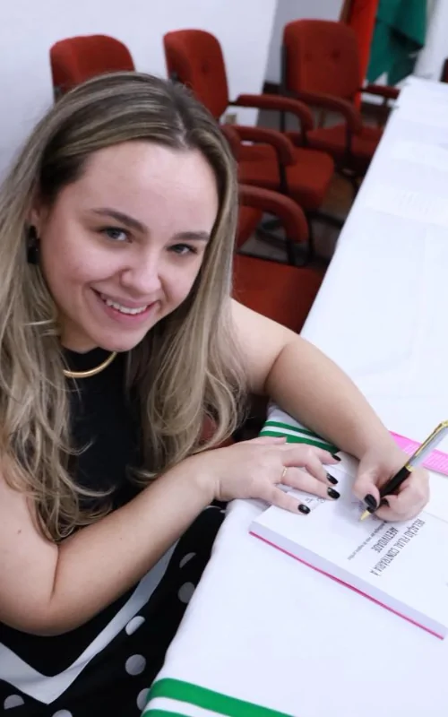 Advogada e professora Laís Alves de Oliveira lança livro inovador sobre desfiliação no direito de família